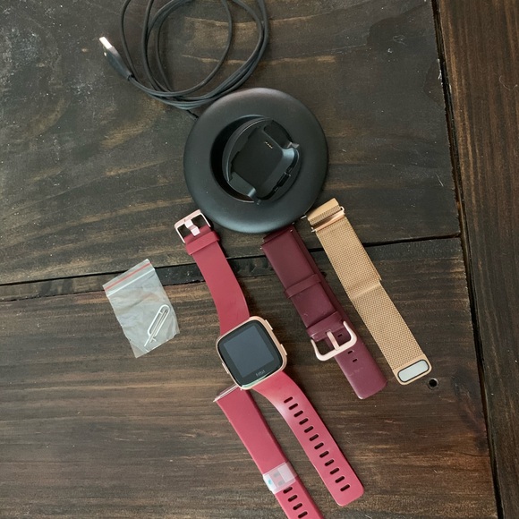 Fitbit Versa Smartwatch with Charger and Bands - Picture 1 of 6